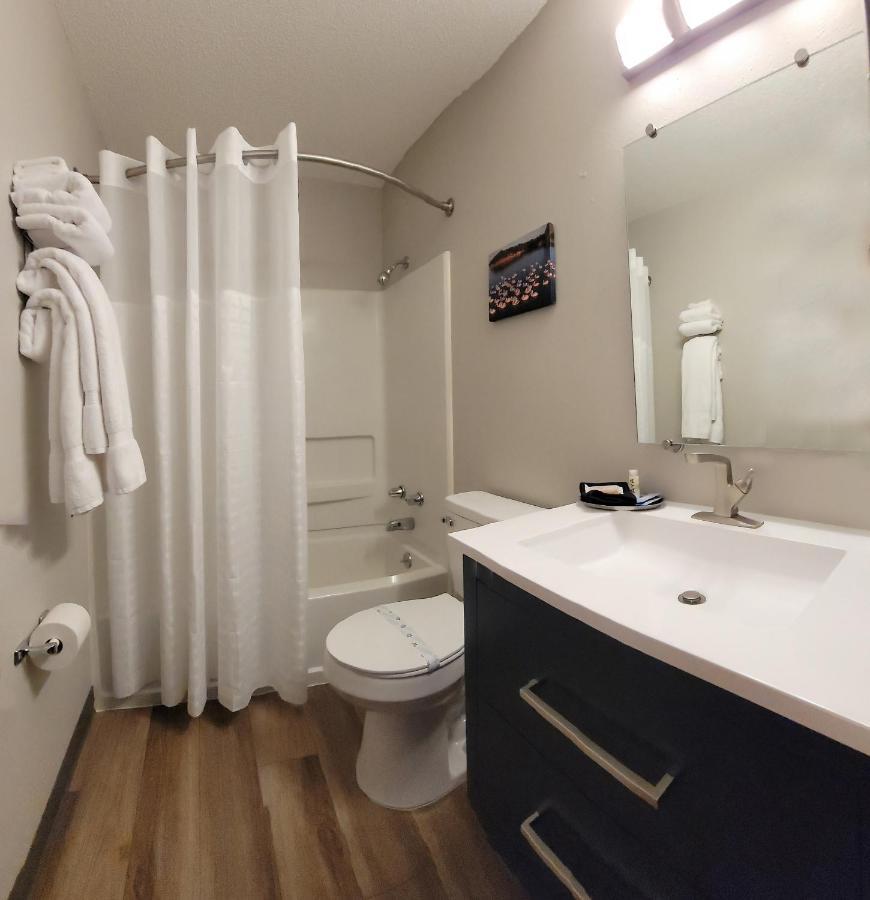 Hilltop Inn & Suites Grove ภายนอก รูปภาพ